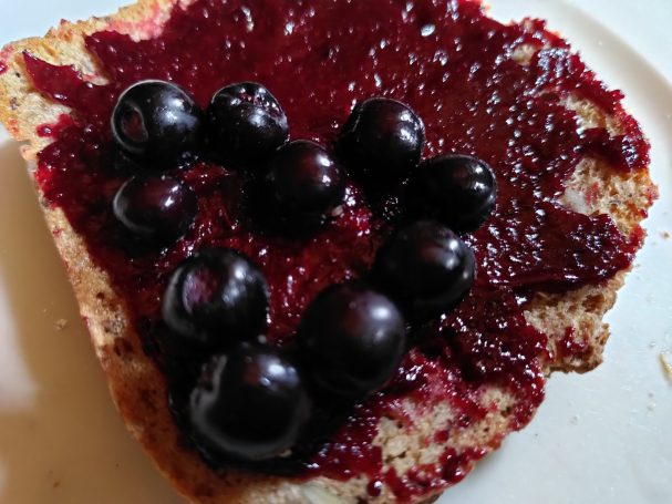 Vollkornbrötchen mit AroniaHerz